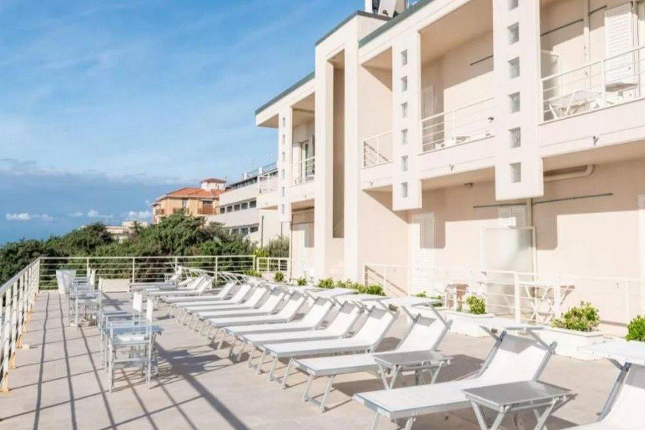 Hotel Alta La Vista Марина-ди- Кастаньето Экстерьер фото