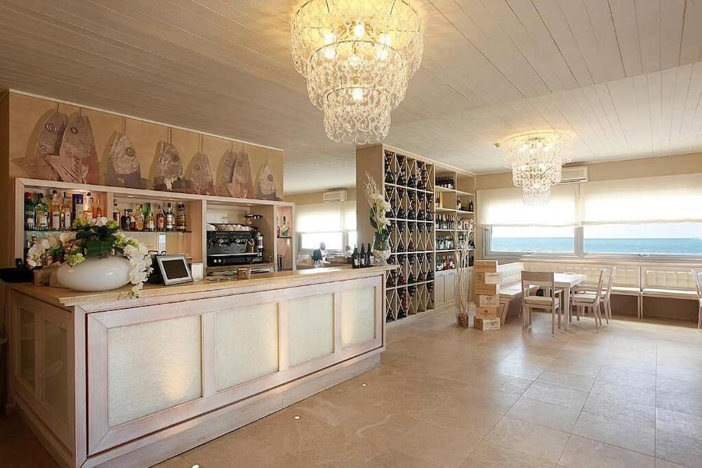 Hotel Alta La Vista Марина-ди- Кастаньето Экстерьер фото
